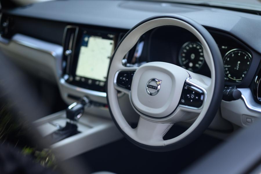 Торпедо Volvo S60 T4 Momentum 2019 года  (JP) (фото 5 из 16)
